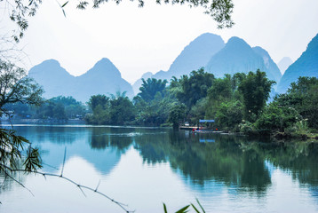 邻家花美男里那个熊猫眼女编辑叫什么？