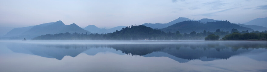 邻家花美男里那个熊猫眼女编辑叫什么？