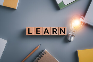 邻家花美男里那个熊猫眼女编辑叫什么？