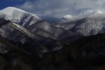 4minute和2NE1出道至今在歌谣节目和各大颁奖礼中得过哪些奖？
