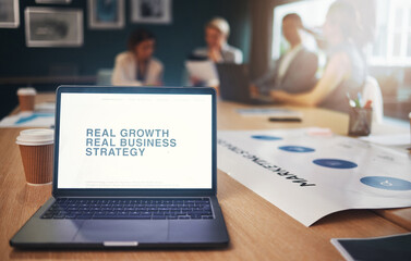 邻家花美男里那个熊猫眼女编辑叫什么？