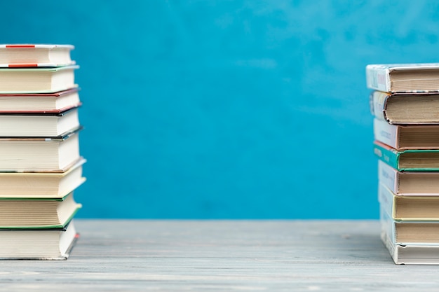 邻家花美男里那个熊猫眼女编辑叫什么？